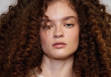 Cómo secar el cabello rizado: los mejores secadores que definen sin resecar